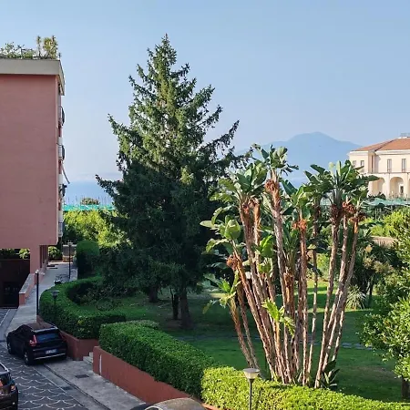Spacious And Charming Oasis In Center Sorrente